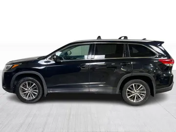 2017 Toyota Highlander - image 10