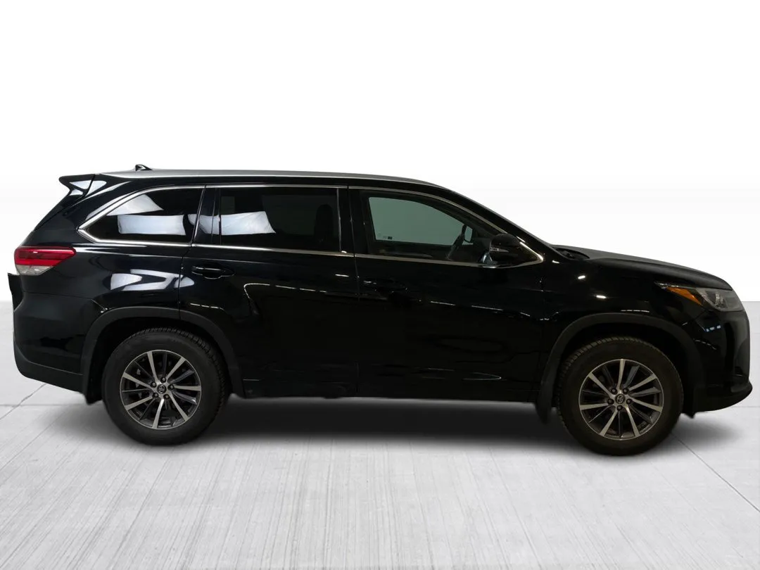 2017 Toyota Highlander — photo 2