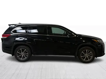 2017 Toyota Highlander - image 2