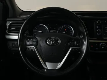 2017 Toyota Highlander - image 18