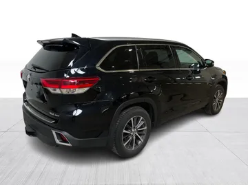 2017 Toyota Highlander - image 14
