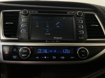2017 Toyota Highlander - image 32