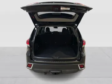 2017 Toyota Highlander - image 13