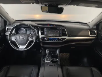 2017 Toyota Highlander - image 4