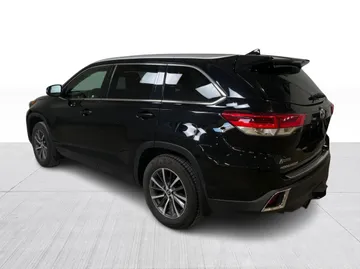 2017 Toyota Highlander - image 11