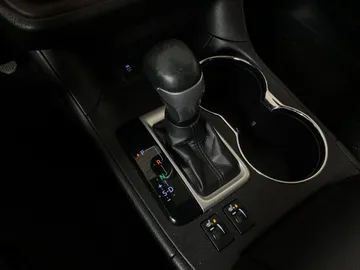 2017 Toyota Highlander - image 31