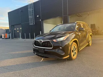 2023 Toyota Highlander - image 3