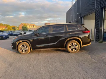 2023 Toyota Highlander - image 6