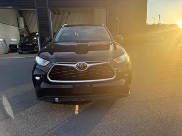 2023 Toyota Highlander - image 2