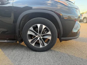 2023 Toyota Highlander - image 7