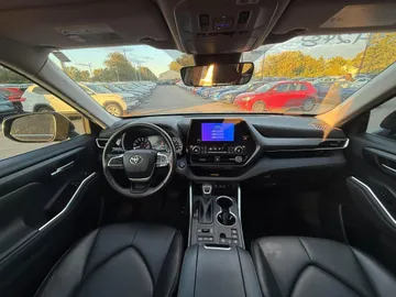 2023 Toyota Highlander - image 9