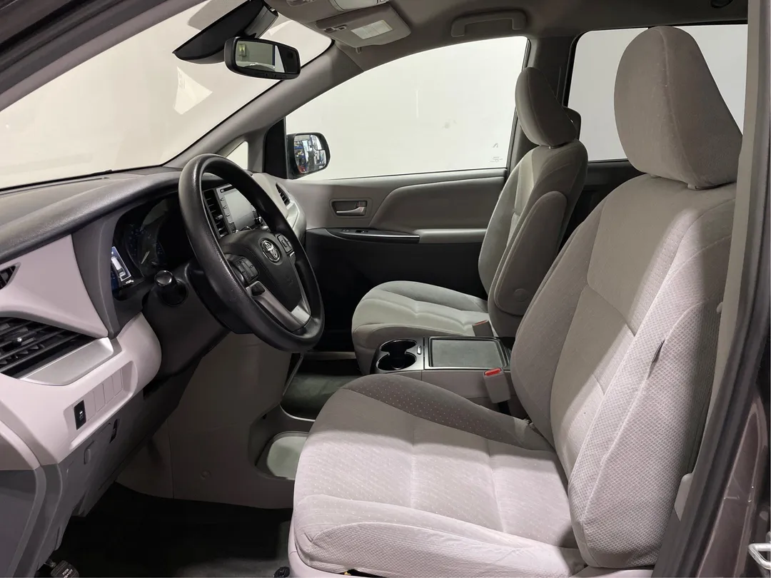 2018 Toyota Sienna — photo 3