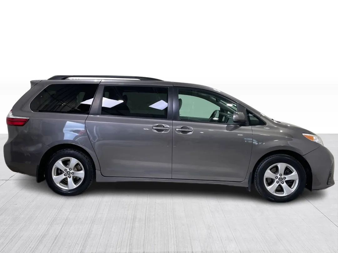 2018 Toyota Sienna — photo 2