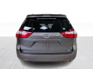 2018 Toyota Sienna - image 11