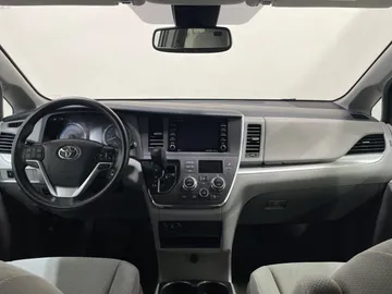 2018 Toyota Sienna - image 4