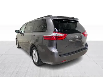 2018 Toyota Sienna - image 10