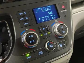 2018 Toyota Sienna - image 20