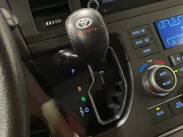 2018 Toyota Sienna - image 26