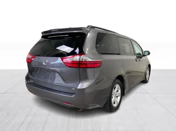 2018 Toyota Sienna - image 13