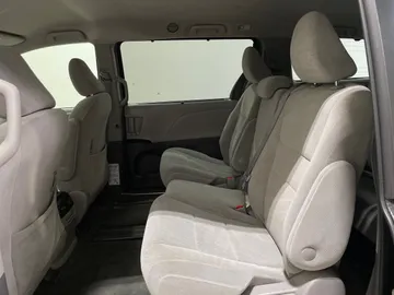 2018 Toyota Sienna - image 14