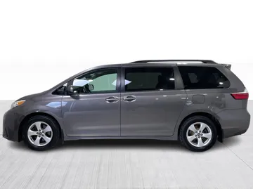 2018 Toyota Sienna - image 9
