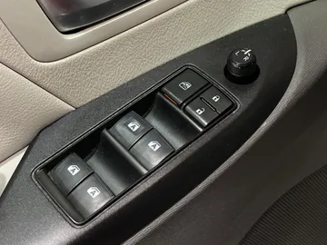 2018 Toyota Sienna - image 21