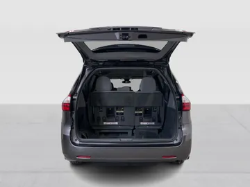 2018 Toyota Sienna - image 12
