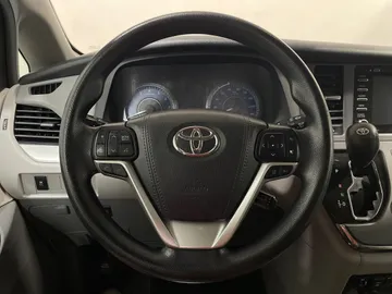 2018 Toyota Sienna - image 22