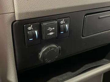 2018 Toyota Sienna - image 23