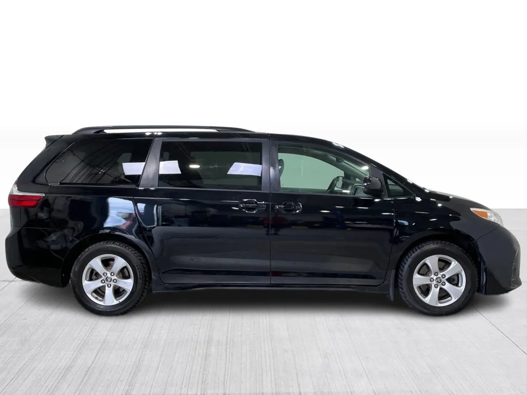 2020 Toyota Sienna — photo 2