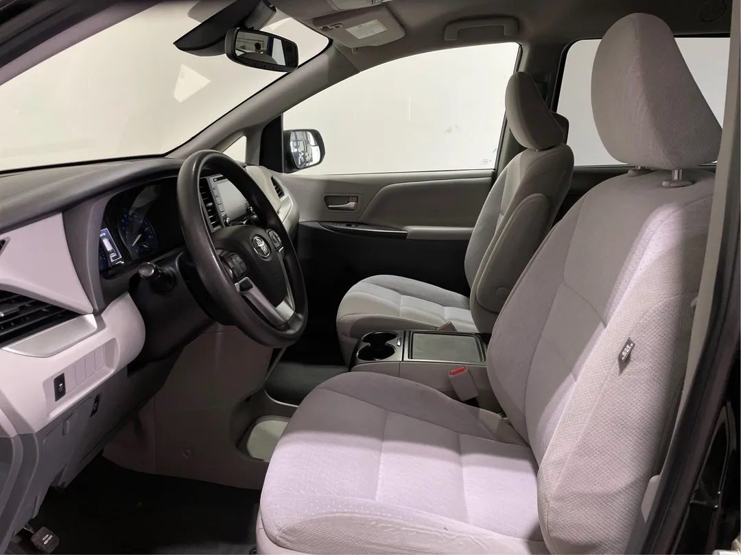 2020 Toyota Sienna — photo 3