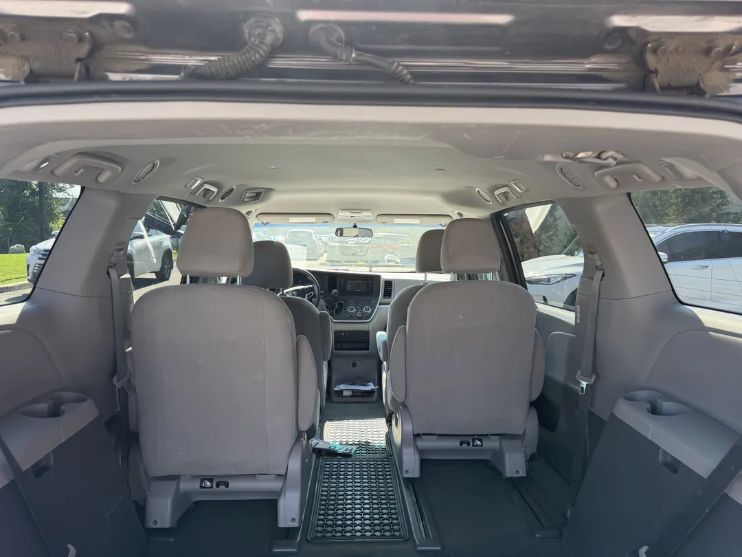 2017 Toyota Sienna — photo 7
