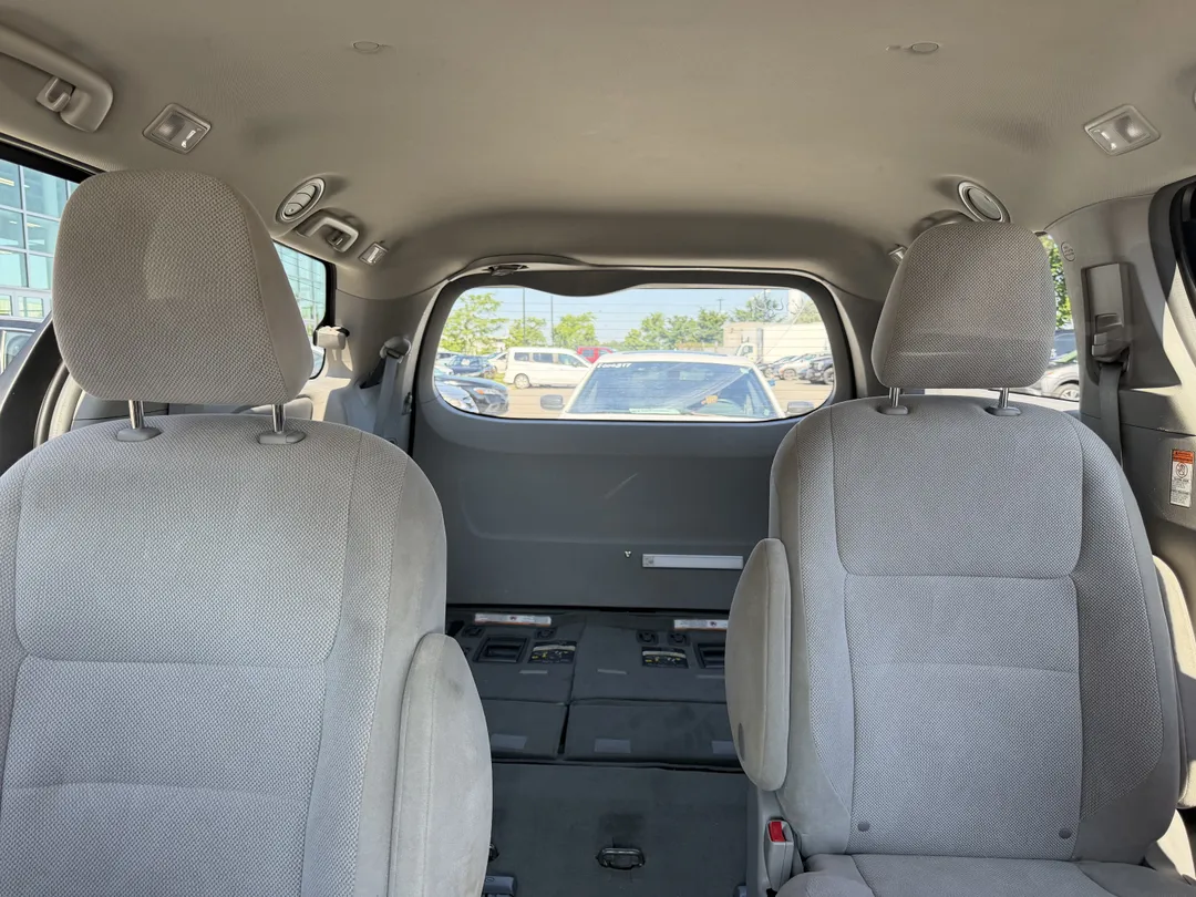 2017 Toyota Sienna — photo 6