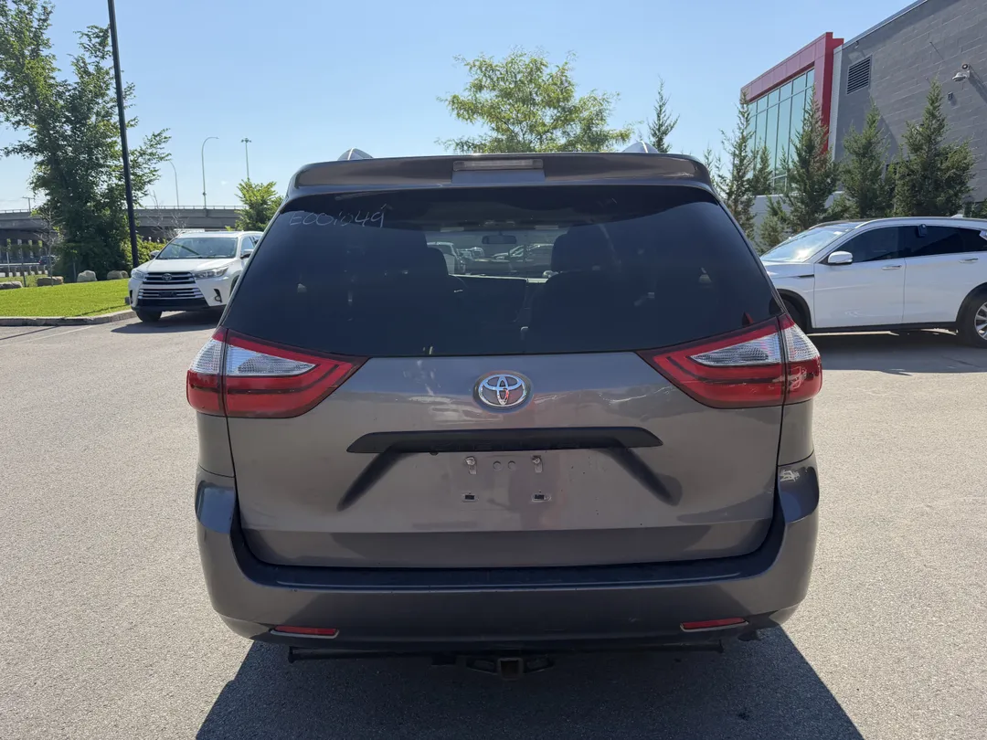 2017 Toyota Sienna — photo 5