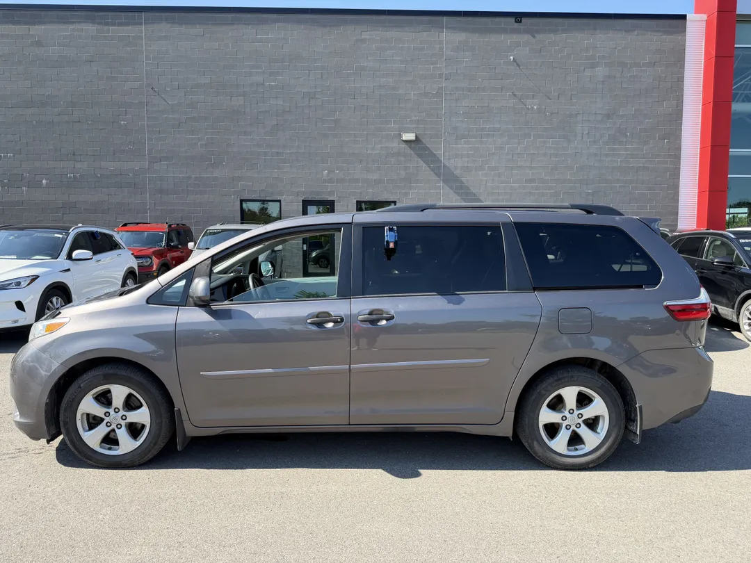 2017 Toyota Sienna — photo 4