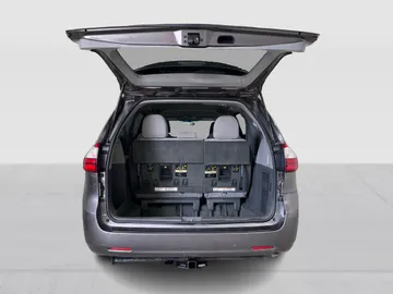 2017 Toyota Sienna - image 12