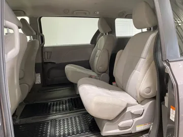 2017 Toyota Sienna - image 14