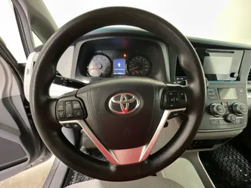 2017 Toyota Sienna - image 20