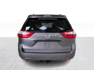 2017 Toyota Sienna - image 11