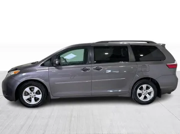 2017 Toyota Sienna - image 9