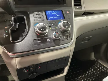 2017 Toyota Sienna - image 18