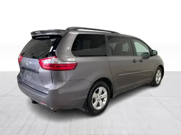 2017 Toyota Sienna - image 13