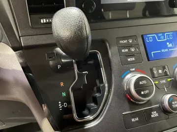 2017 Toyota Sienna - image 22