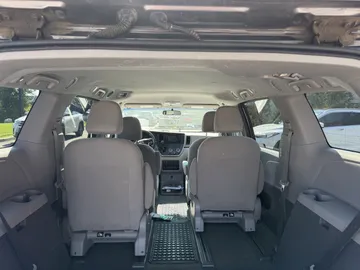 2017 Toyota Sienna - image 8
