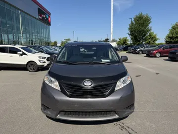 2017 Toyota Sienna - image 2