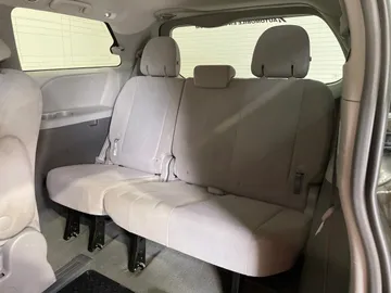 2017 Toyota Sienna - image 24