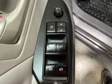 2017 Toyota Sienna - image 19