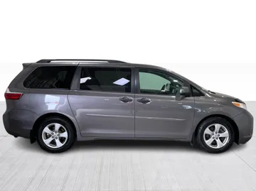 2017 Toyota Sienna - image 2