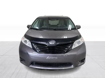 2017 Toyota Sienna - image 7