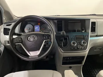 2017 Toyota Sienna - image 4